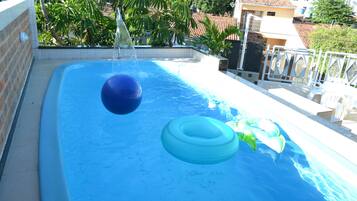 Piscina interna, piscina externa, guarda-sóis, espreguiçadeiras