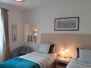 Departamento estándar, 2 habitaciones, planta baja | Decoración personalizada, muebles diferentes y cuna de viaje 