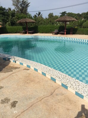 Una piscina al aire libre