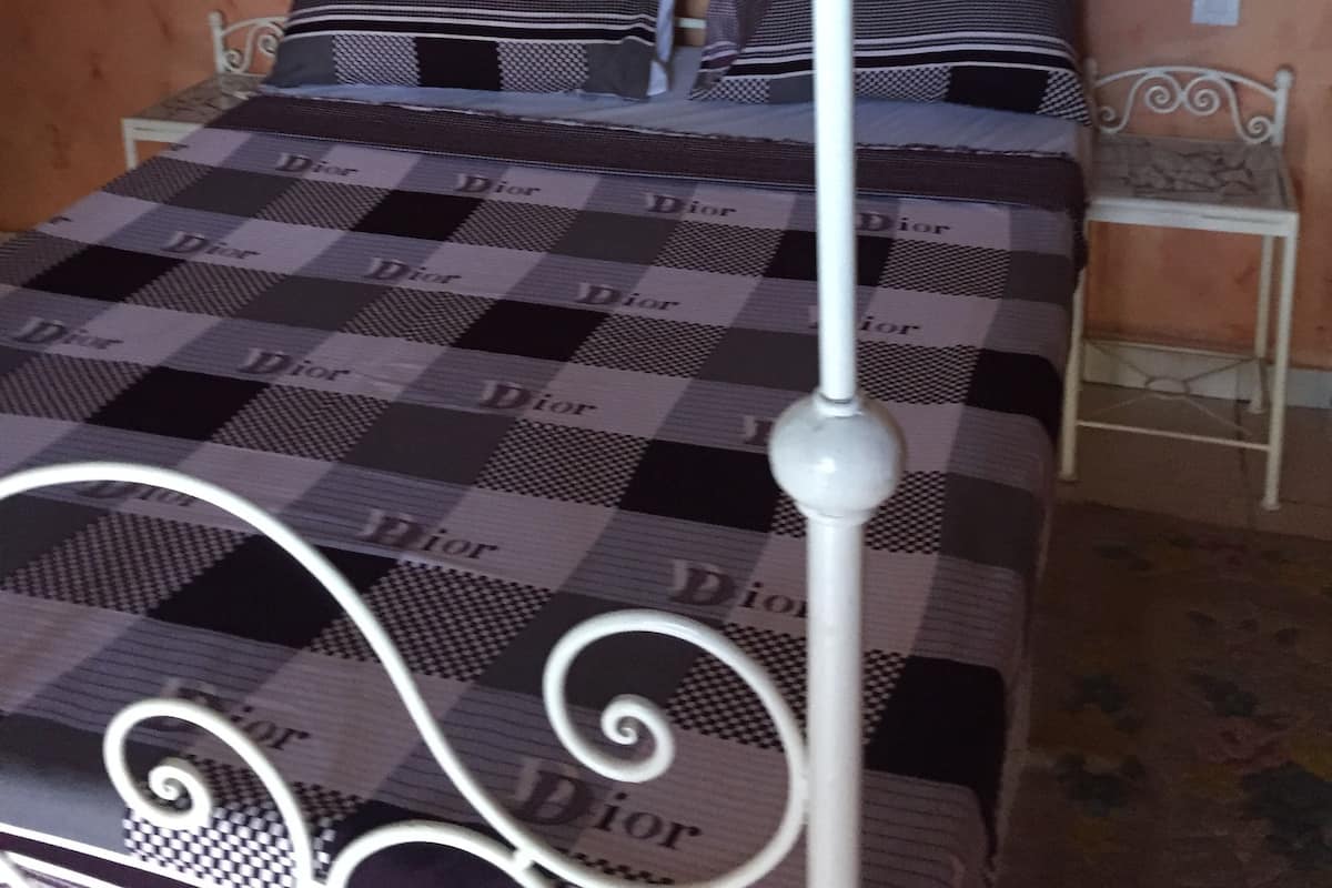 Hochwertige Bettwaren, Schreibtisch, Verdunkelungsvorhänge