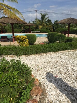 Una piscina al aire libre