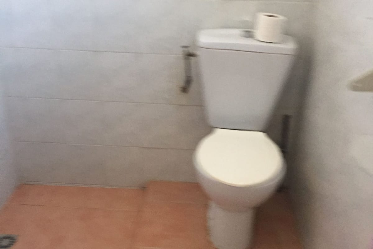 Shower, rainfall showerhead, free toiletries, towels