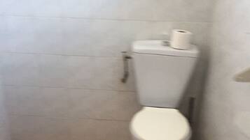 Dusche, Regendusche, kostenlose Toilettenartikel, HandtĂŒcher