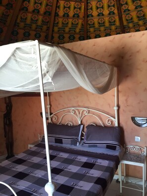 Ropa de cama de alta calidad, escritorio y cortinas blackout