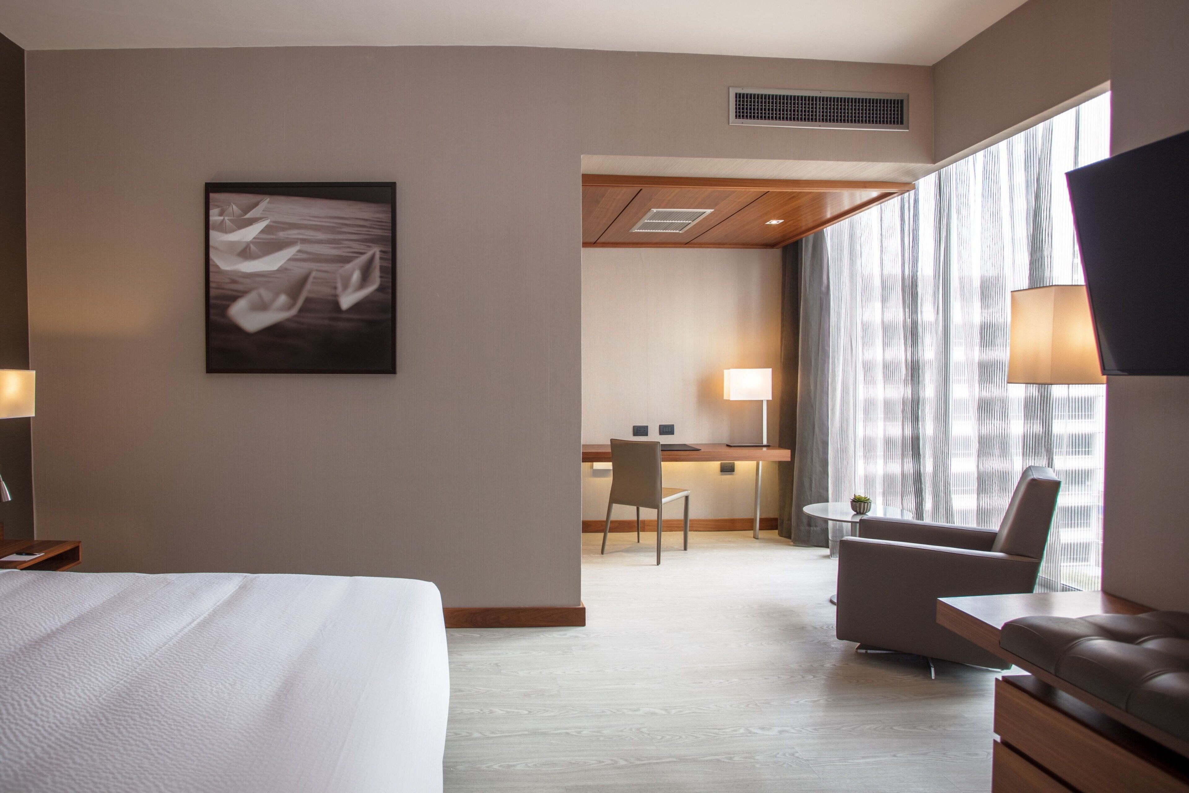 room, 1 king bed, non smoking | 1 bedroom, premium bedding, minibar, in-room safe