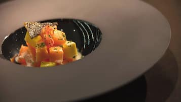 Un plato oscuro con diversos alimentos.