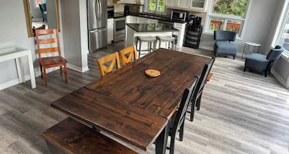 Mountain Views, Steps to BM Village, Hot Tub, BBQ.