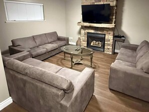 Televisión de pantalla plana, chimenea, consola de videojuegos, Netflix