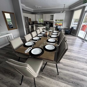 Dining - Mountain Views, Steps to BM Village, Hot Tub, BBQ. (The Blue Mountains)