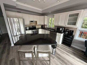 Fridge, microwave, oven, stovetop - Mountain Views, Steps to BM Village, Hot Tub, BBQ. (The Blue Mountains)