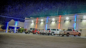 Fachada da propriedade à noite