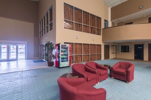 Lobby sitting area - Motel 6 Snyder, TX (Snyder)