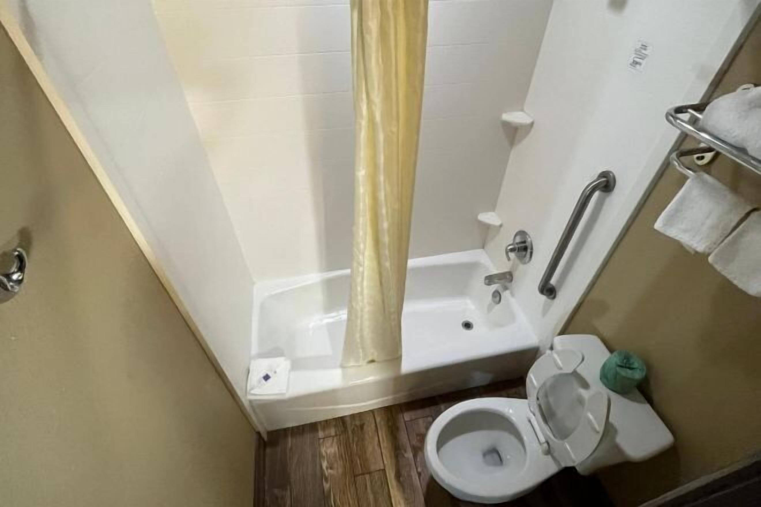Combined shower/bathtub, towels