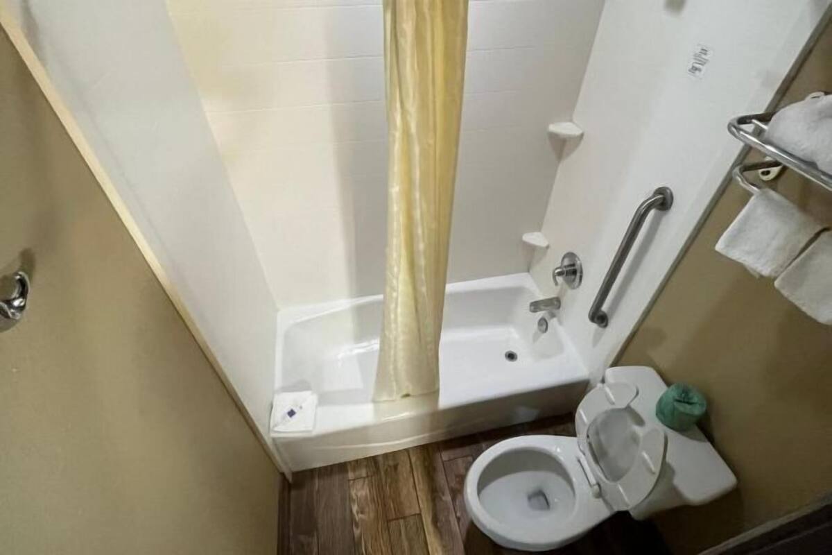 Combined shower/tub, towels