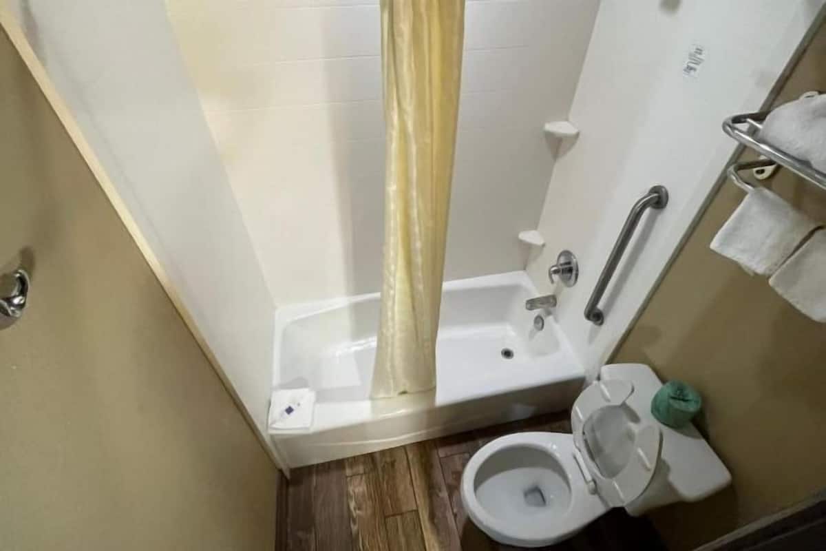 Combined shower/tub, towels