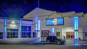 Front of property – evening/night - Motel 6 Snyder, TX (Snyder)