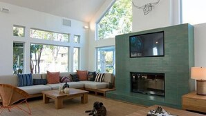 Living room - Oakwood At Madrone (Mountain View)