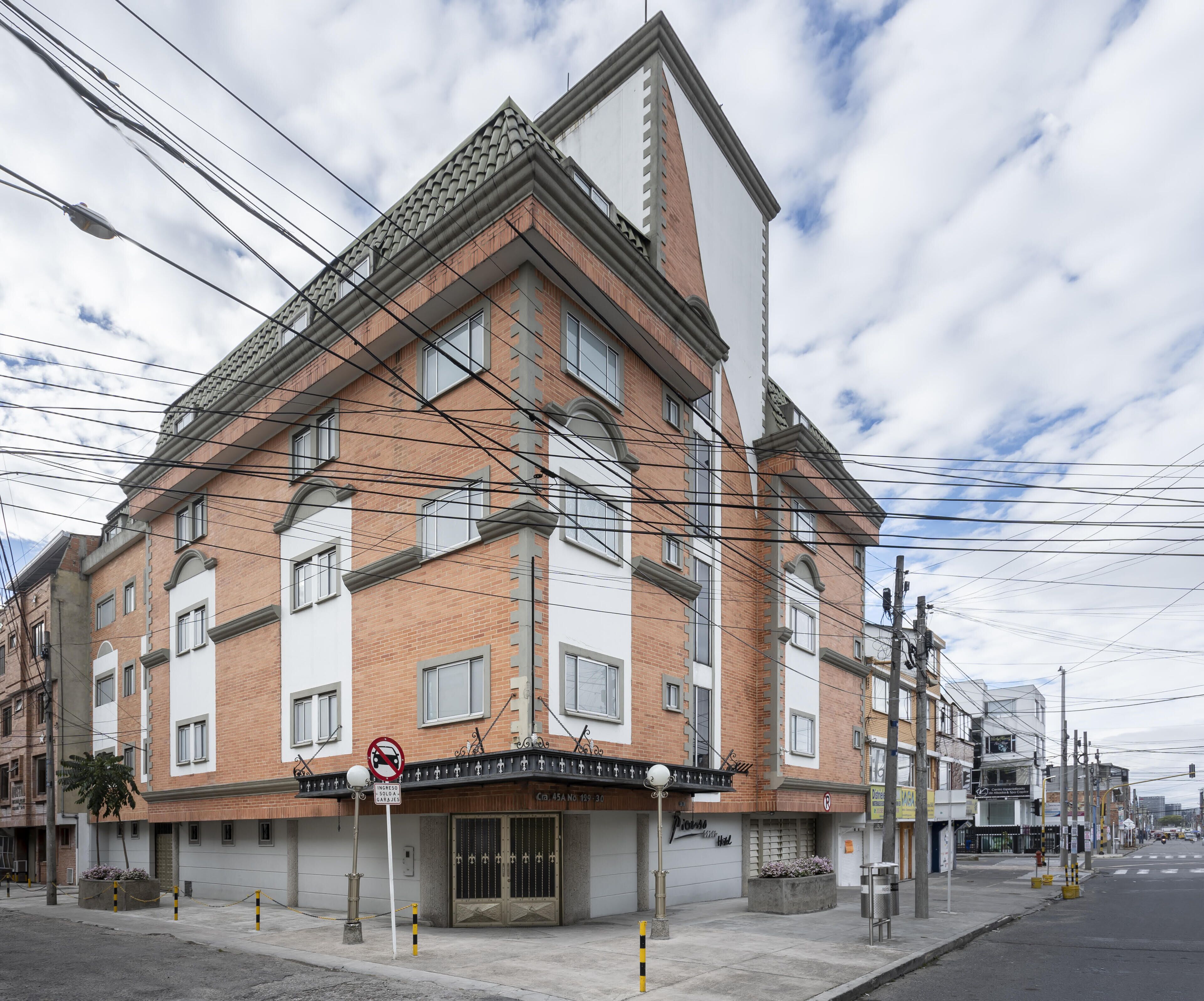 Vista frontal de la propiedad