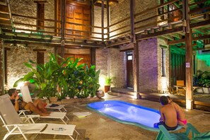 Alberca techada y alberca al aire libre