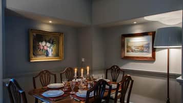 Luxury-Haus, 3 Schlafzimmer | Essbereich im Zimmer