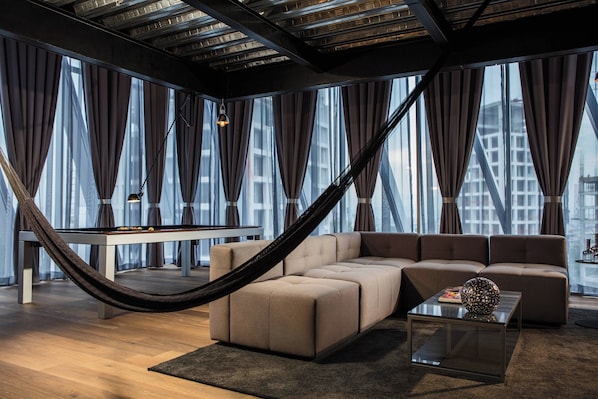 Suite, 1 kingsize bed (Bi-Level) | Woonruimte | Een flatscreentelevisie