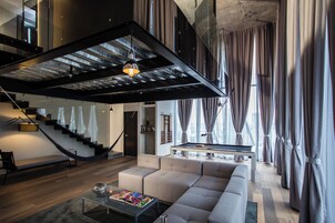 Ein modernes Wohnzimmer mit einer Couch, einem Couchtisch und einem Billardtisch.