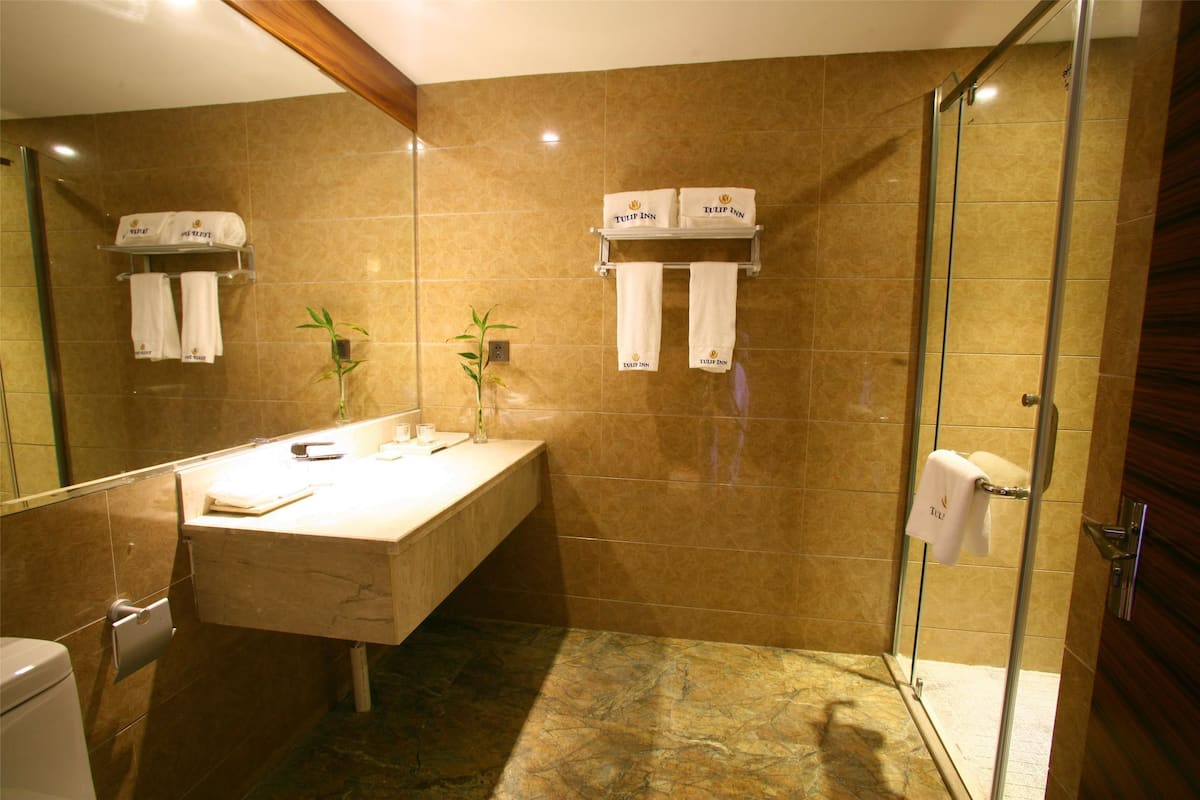 desk, cots/infant beds, rollaway beds, free wifi