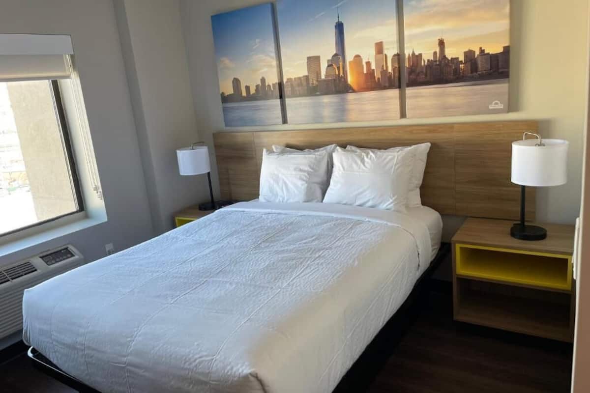 Room, 1 Queen Bed, Non Smoking | Desk, iron/ironing board, cribs/infant beds, rollaway beds