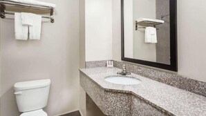 Chambre, 2 grands lits, non-fumeur | Salle de bain | Articles de toilette (gratuits), séchoir à cheveux, serviettes fournies