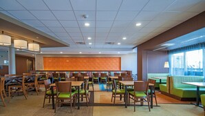 朝食 (ビュッフェ)、毎日提供 (無料)