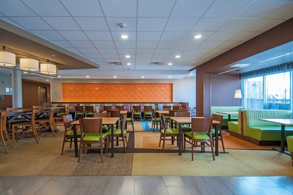 Café da manhã com buffet grátis todos os dias