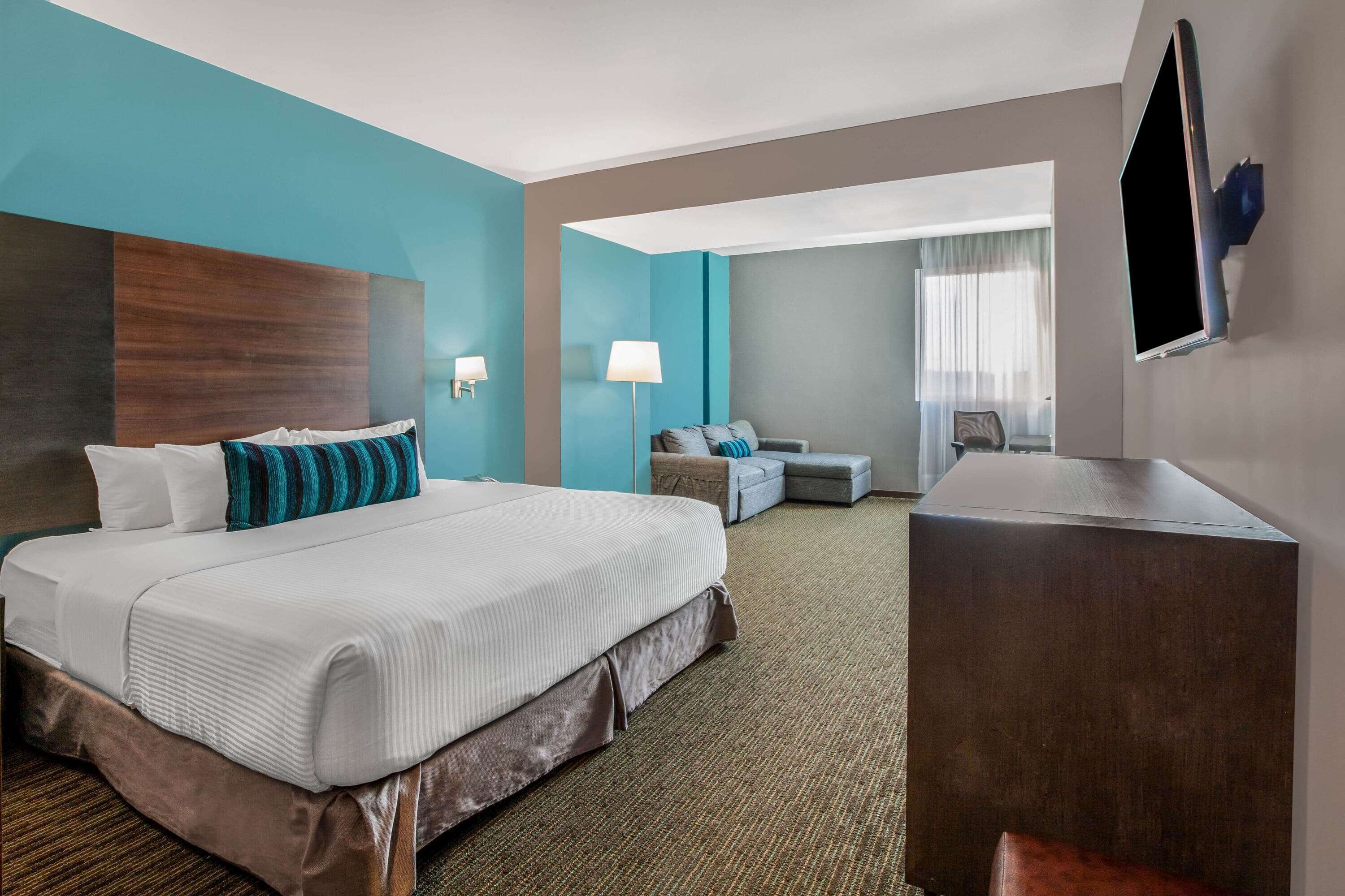 premium bedding, pillow-top beds, minibar, in-room safe