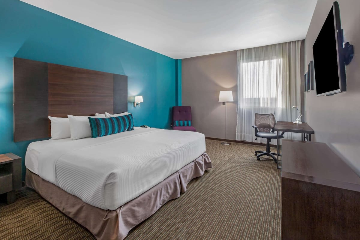 Premium bedding, pillowtop beds, minibar, in-room safe