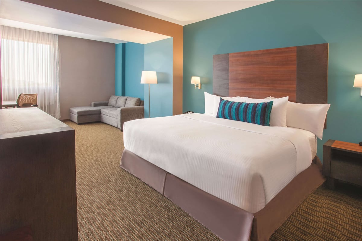 Executive Room, 1 King Bed | Premium bedding, pillowtop beds, minibar, in-room safe
