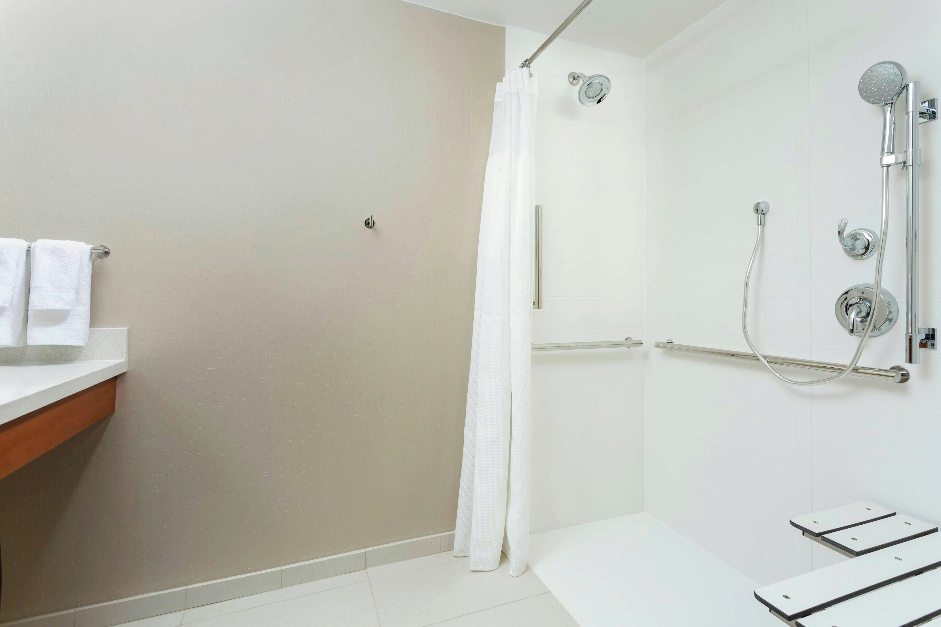 Un baño moderno con ducha, inodoro y lavamanos.