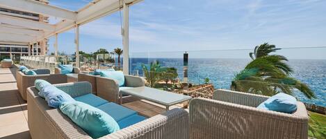 5 bars/lounges, poolside bar