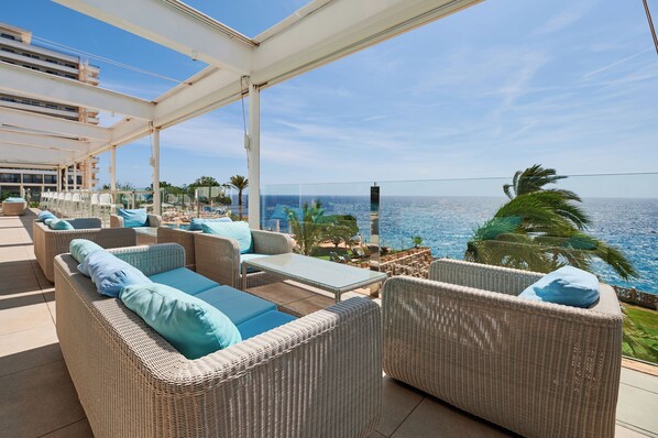 5 bars/lounges, poolside bar