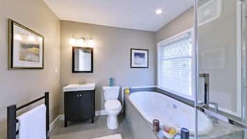 King Suite | Bathroom | Shower, free toiletries, towels