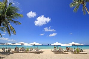 On the beach, white sand, sun loungers - Bamboo Beach Resort (Boracay Island)