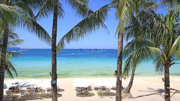 Plage, sable blanc, chaises longues
