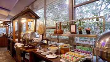 Breakfast, lunch, dinner served; international cuisine