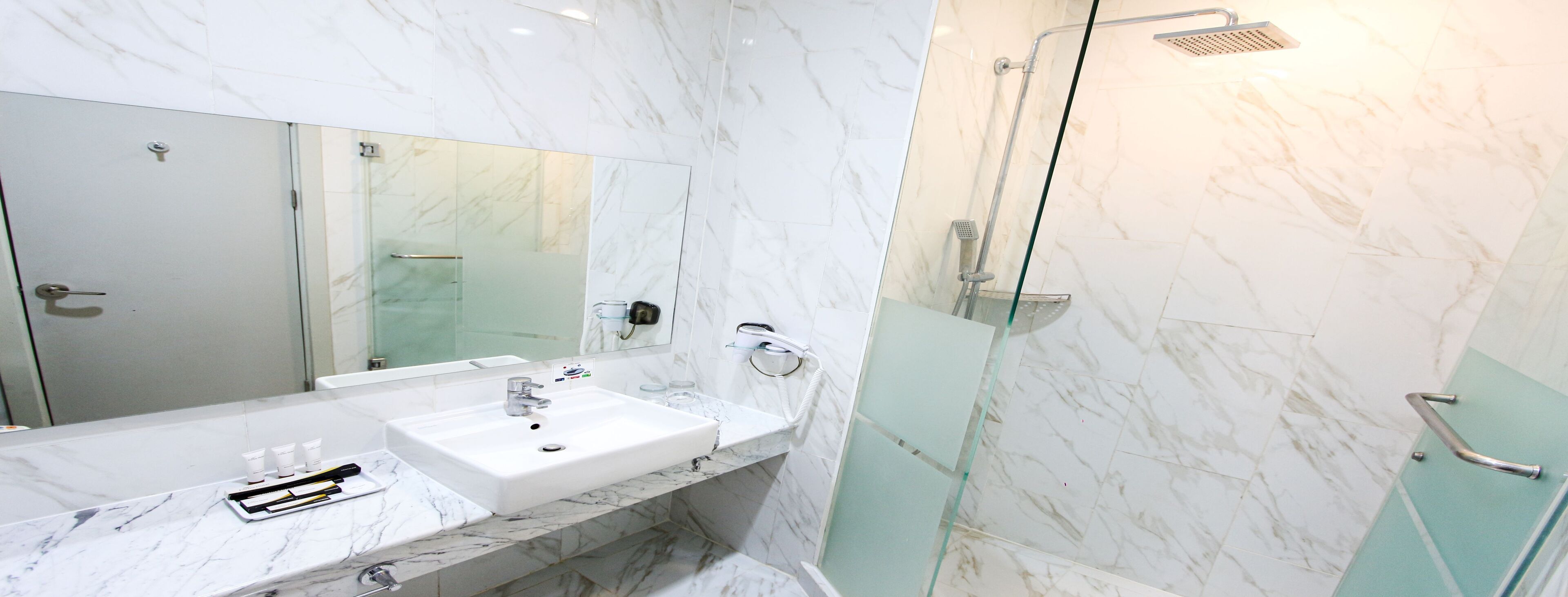 deluxe twin room | bathroom | shower, free toiletries, slippers, bidet