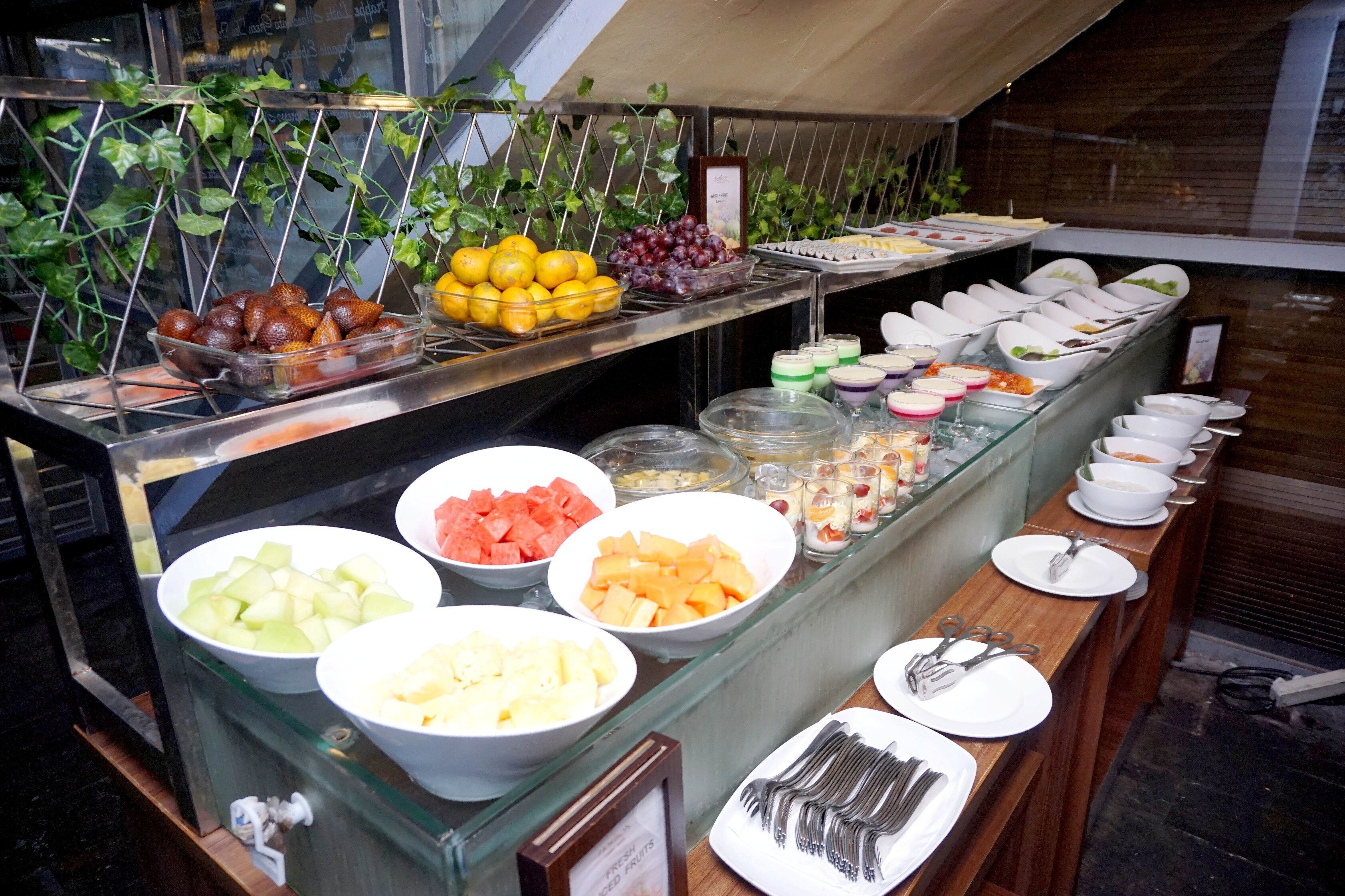 breakfast, lunch, dinner served; international cuisine