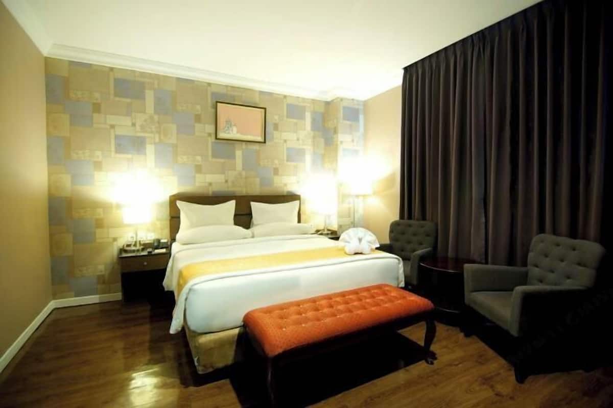 1 chambre, minibar, coffres-forts dans les chambres, bureau
