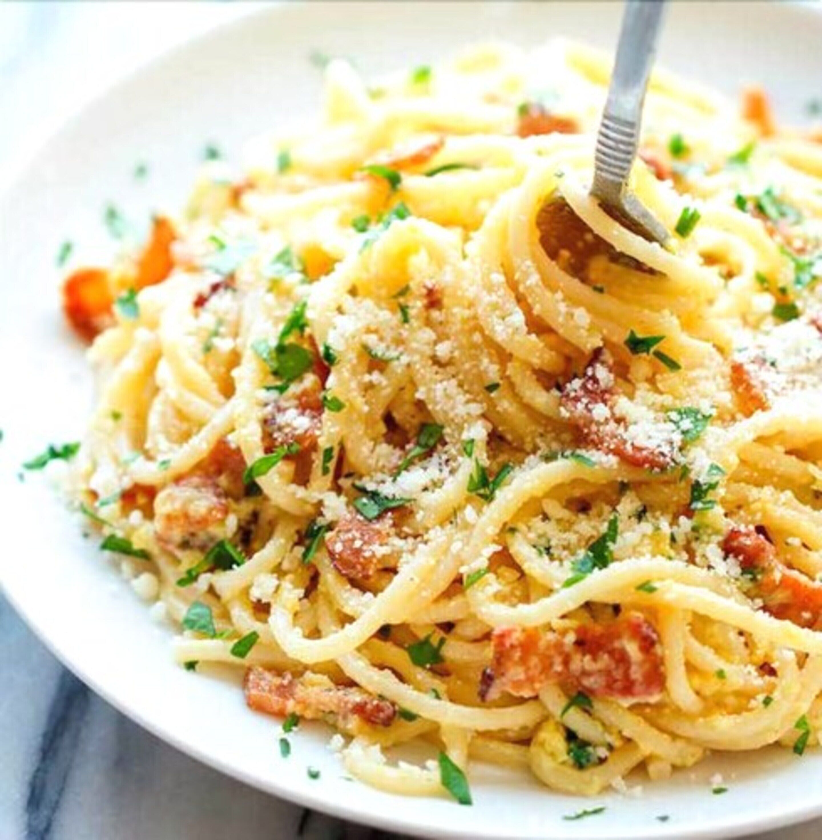 Een bord spaghetti met een vork.