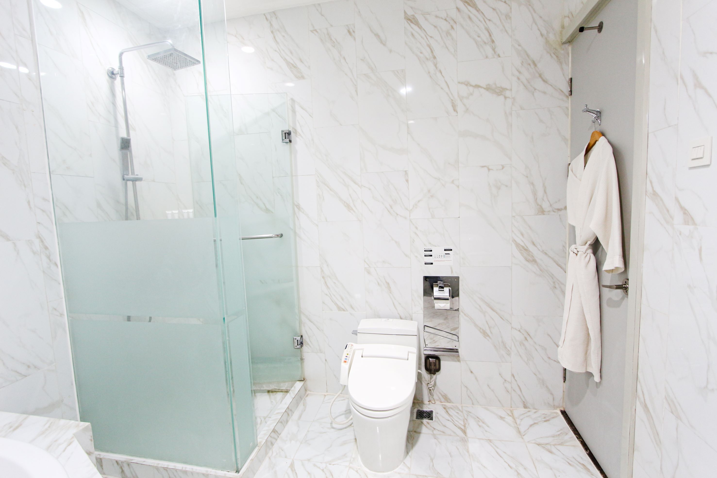 executive suite | bathroom | shower, free toiletries, slippers, bidet