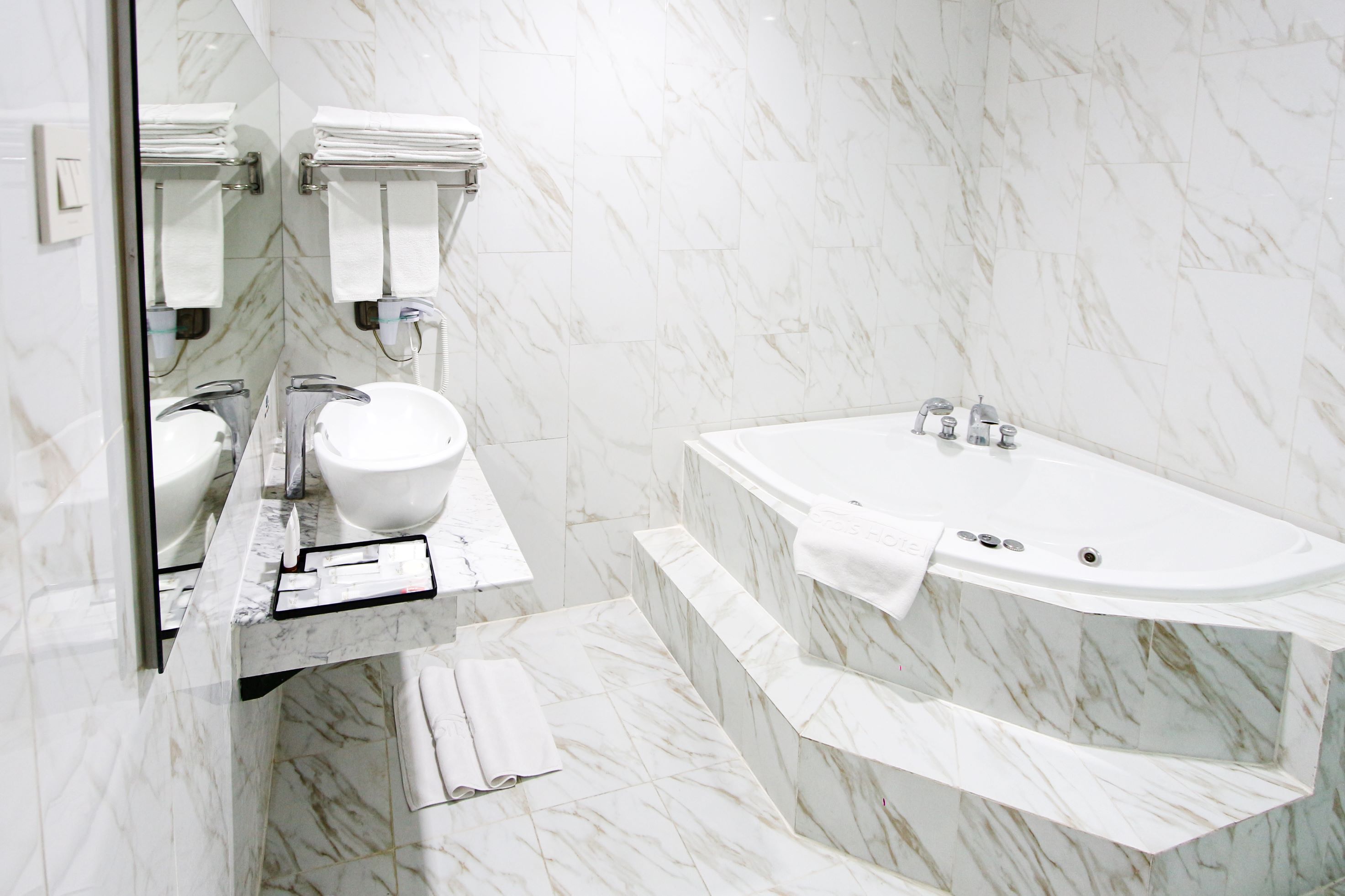 executive suite | bathroom | shower, free toiletries, slippers, bidet