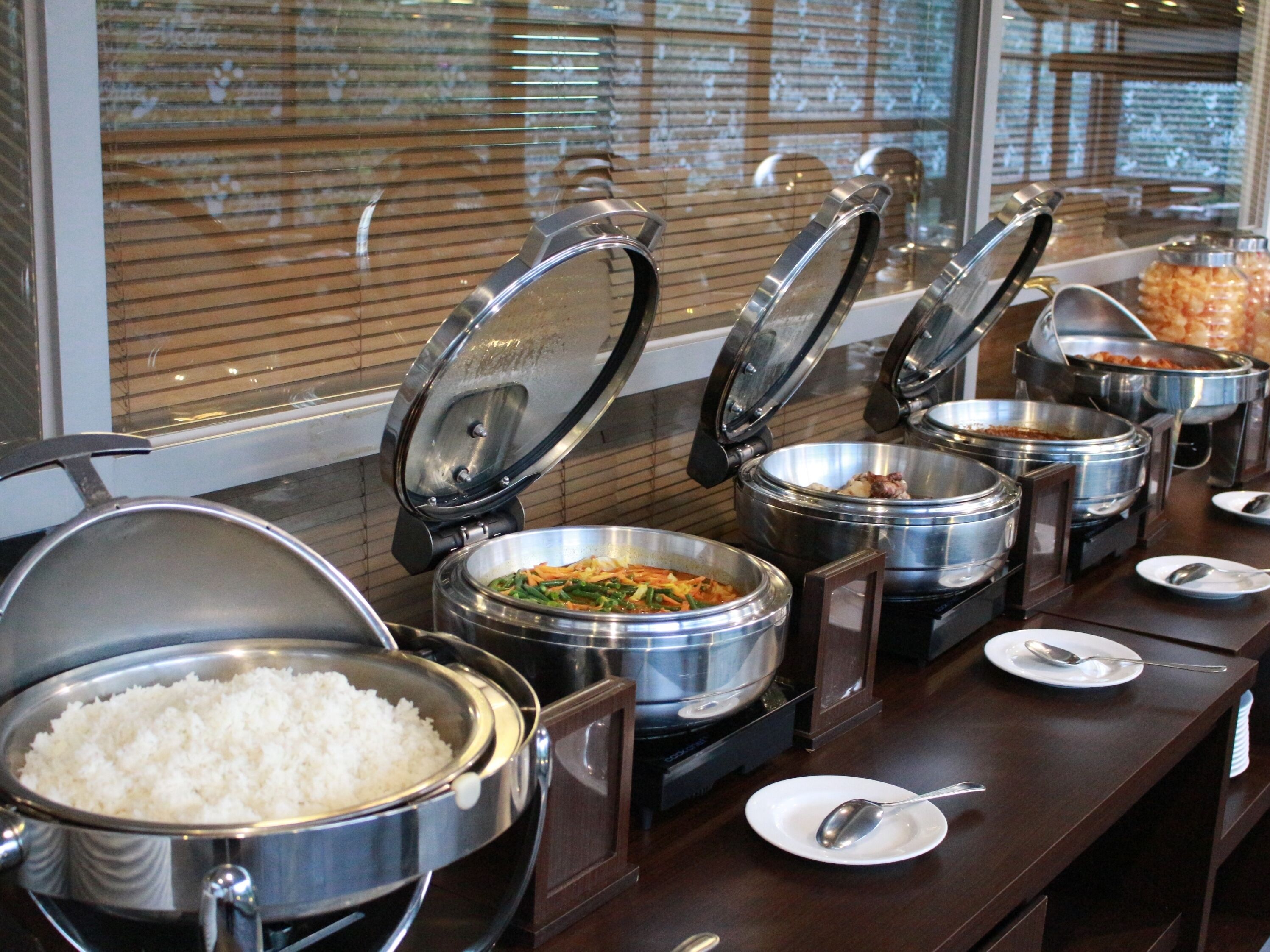 breakfast, lunch, dinner served; international cuisine