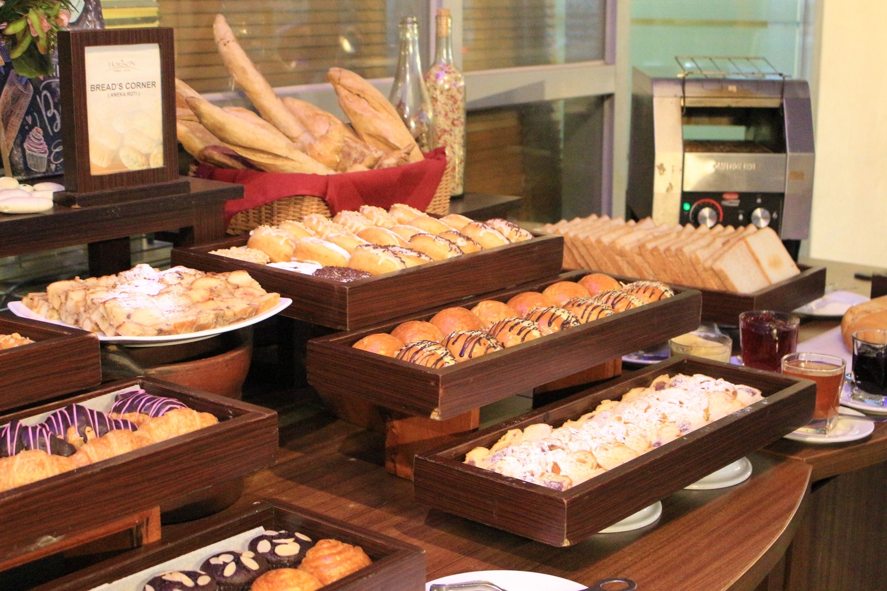 breakfast, lunch, dinner served; international cuisine