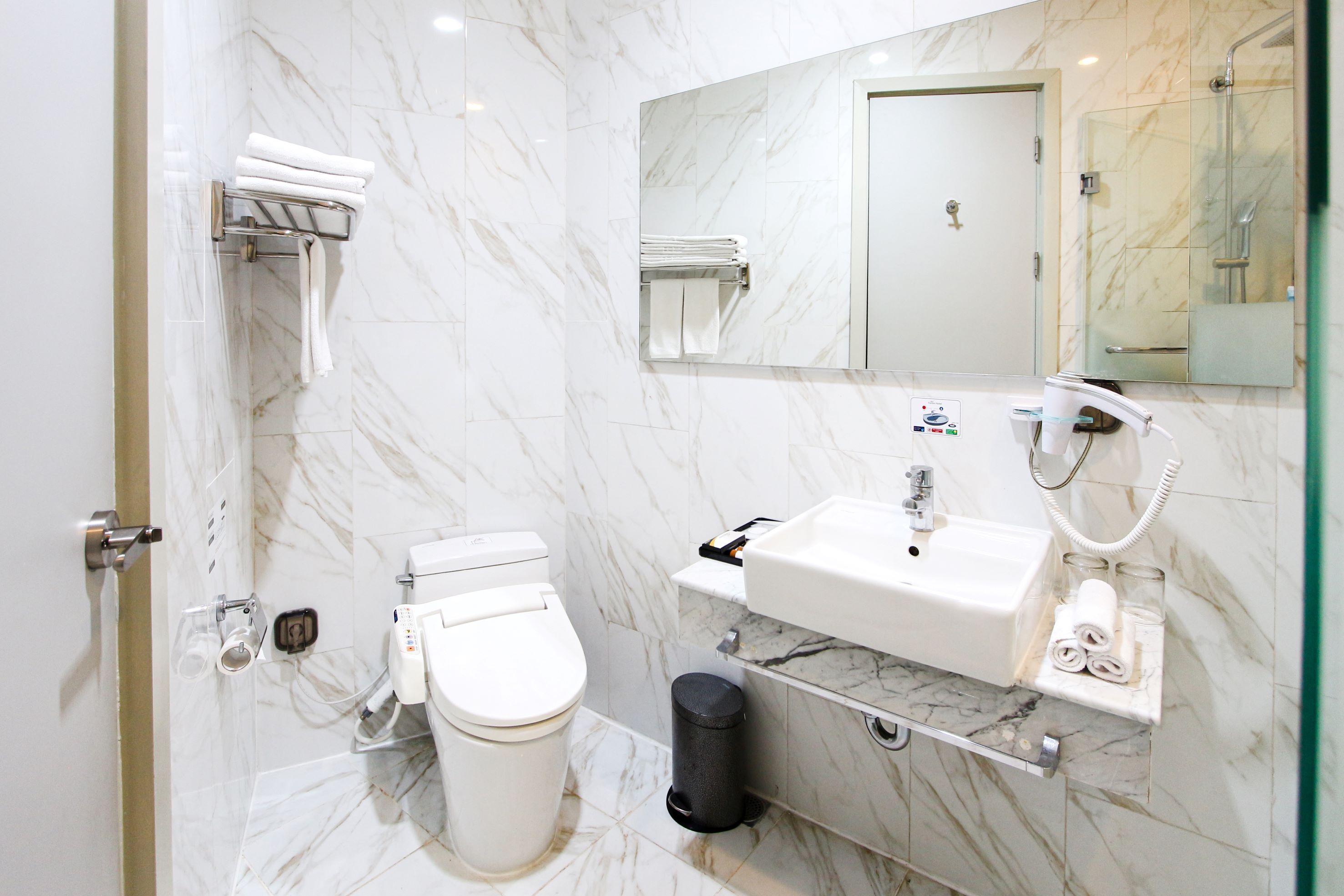 deluxe twin room | bathroom | shower, free toiletries, slippers, bidet